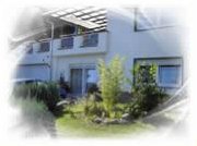 Wohnhaus der Erziehungsstelle mit Vorgarten