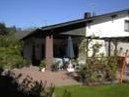 Haus mit überdachter Terrasse im Sommer