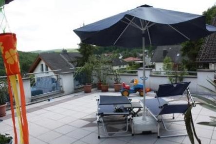 Große Dachterrasse mit Sonnenschirm und Liegen, Blick über Hahnstätten
